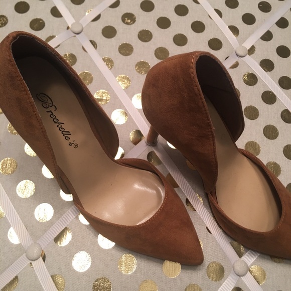 Breckelle’s Tan Pointed Toe Single Soles Pump - Picture 3 of 8